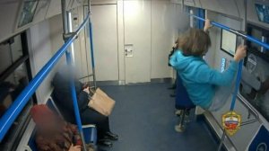 Пьяный вандал разбил ногами окно вагона в московском метро