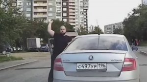 Неадекватный водитель резко отказался от драки при виде баллончика