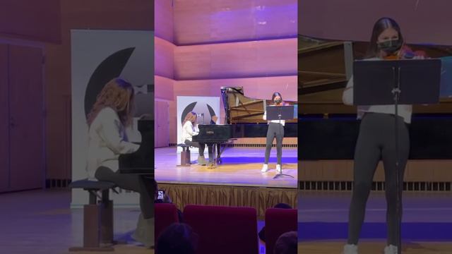 Giulianna & Giovanna playing experience by L. Einaudi смотреть онлайн