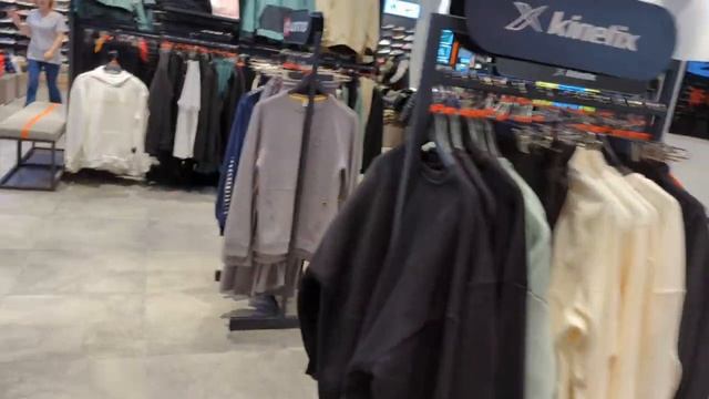 Магазин спортивной обуви и одежды "InStreet" в торговом центре "Metro City" смотреть онлайн