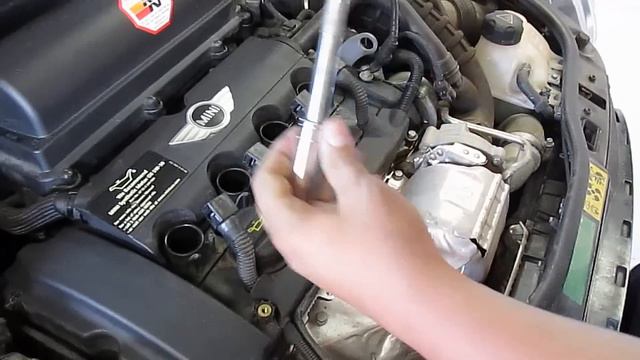 HOW TO: R56 Mini Cooper S - Changing Spark Plugs смотреть онлайн