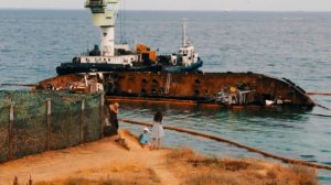 К Delfi подогнали большой плавкран «Атлас-4» и буксир «Odessa»