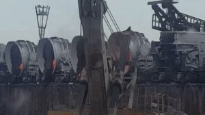 Шлаковая гора, выгрузка шлака.