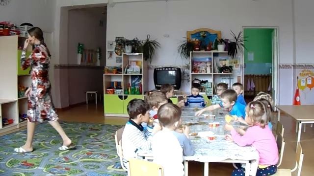 Занятие по рисованию "Осенний ковер" (печать листьями)