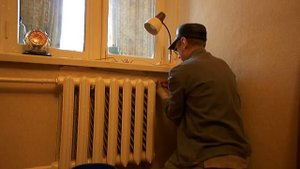 Ставим кран на батарею.We put a tap on the battery.