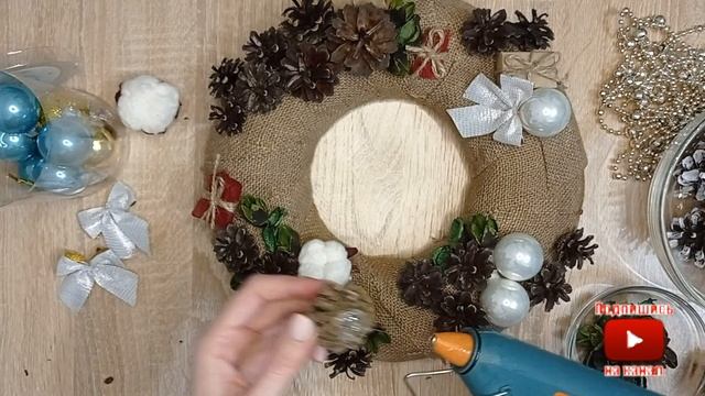 Как сделать Рождественский венок. How to make a Christmas wreath.
