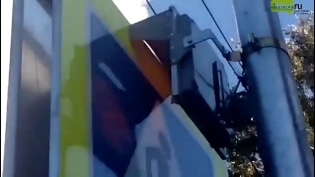 В Таганроге установили светофор, который не видно из-за знака смотреть онлайн