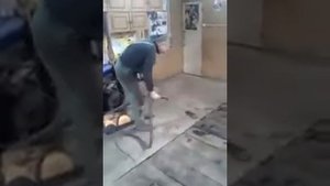 Дед пылесосит пол полторы минуты