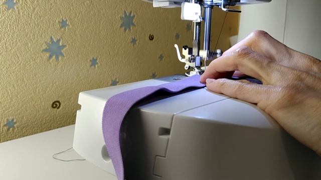 Сшиваем резинку в кольцо без утолщения.We sew a linen elastic band into a ring without thickening смотреть онлайн