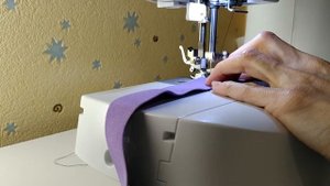 Сшиваем резинку в кольцо без утолщения.We sew a linen elastic band into a ring without thickening