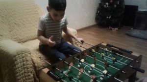 Играем с папой в настольный футбол