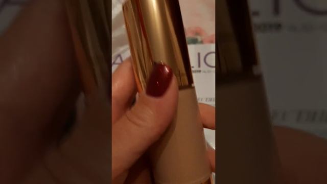Тональный крем с сывороткой от Фаберлик убойная основа под макияж.