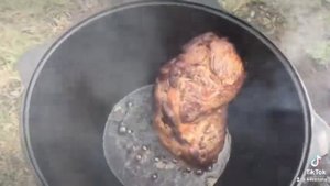 Говядина в казане большим куском