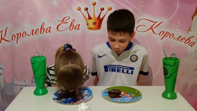 Челлендж. Кто быстрее съест....