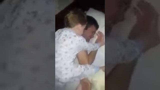 Вот как нужно будить Папу) смотреть онлайн