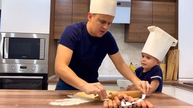 Супер Матвей с папой готовят сосиски в тесте, готовим с детьми, 孩子們的視頻 смотреть онлайн