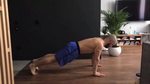 Отжимания от пола с поочерёдным подносом ног (озвучено)