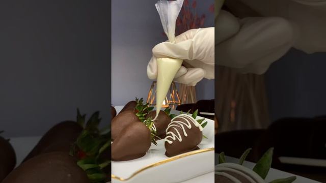 Клубника в шоколаде. Банан в шоколаде. #shorts смотреть онлайн