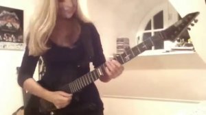 Девушка круто играет на гитаре! Металика )) Супер