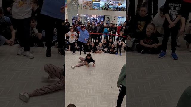 girl power break dance.  Девичий след в брейк-дансе. Баттл продолжается.