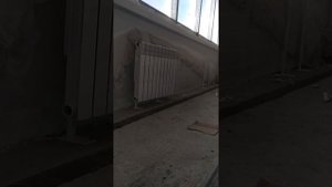 Установка биметаллических радиаторов на напольные кронштейны.