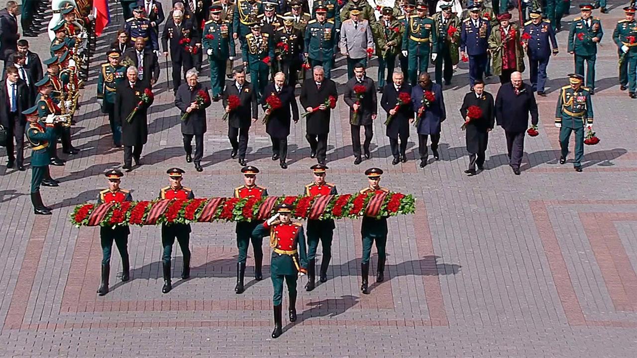После парада В. Путин с главами иностранных государств направился к Могиле Неизвестного Солдата