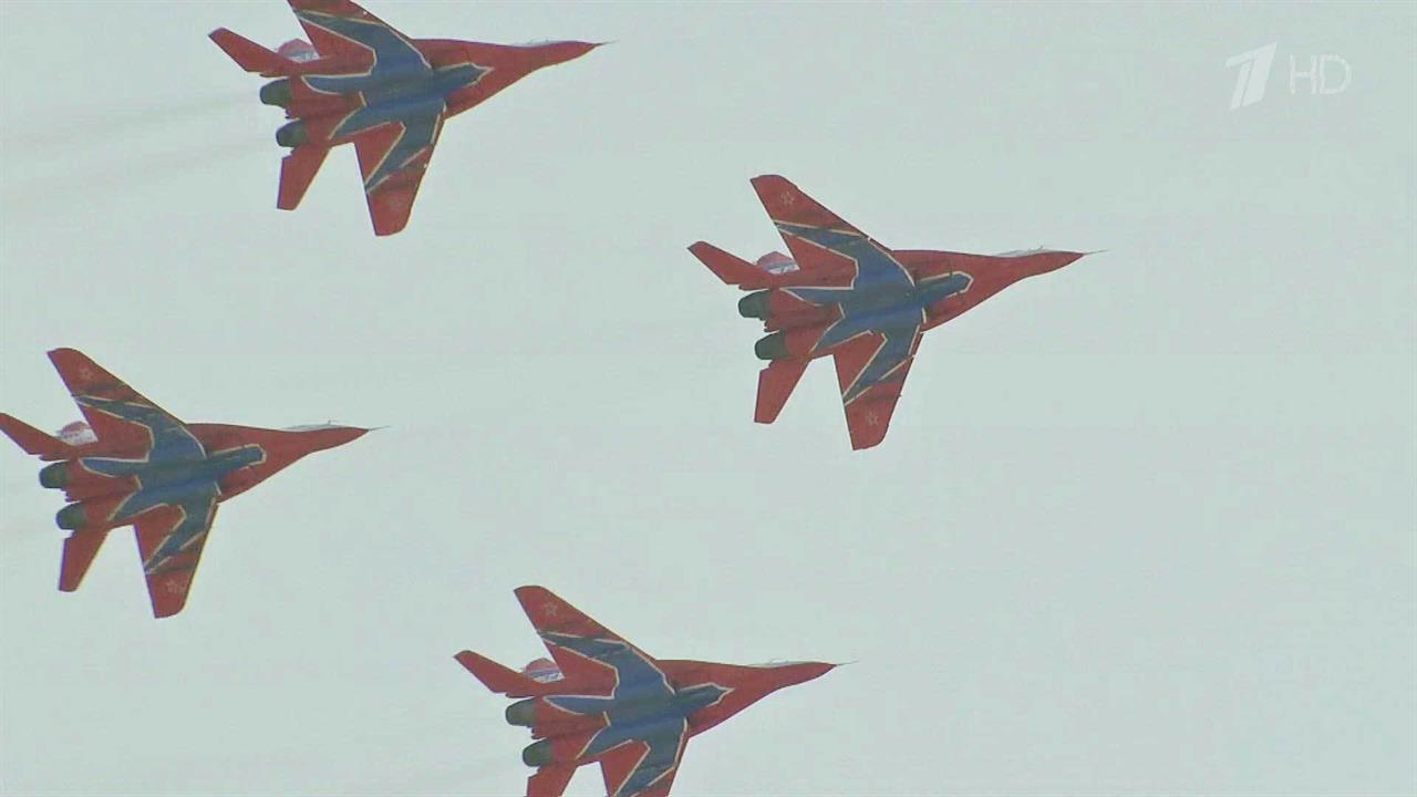День ВКС России отметили грандиозным авиапарадом и объявили о грядущем наборе военных летчиц