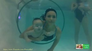 Грудные дети плавают и ныряют под водой!