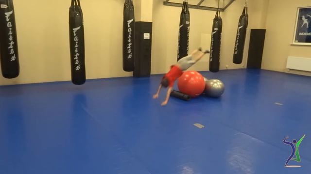 Тренируем элемент группы сложности «А»: прыжок кувырок или прыжок рыбкой (с разведенными руками) смотреть онлайн