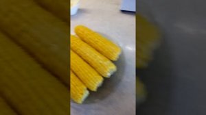 Варенная кукуруза молочно-восковой спелости со сливочным маслом.