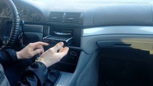 БМВ е39 снимаю старую магнитолу