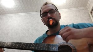 играю на гитаре и казу, вспоминаю аккорды