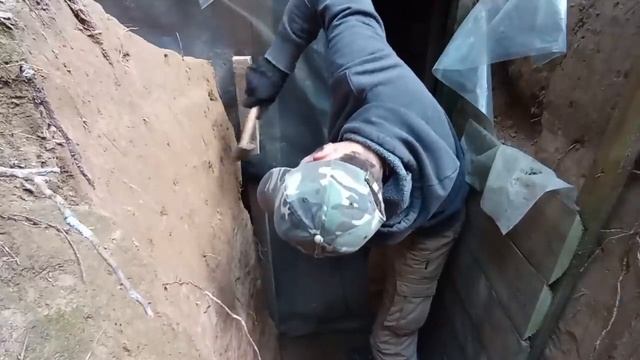 СДЕЛАЛ ОКНО В ЗЕМЛЯНКЕ | УКРЕПИЛ СТЕНУ | ДОДЕЛАЛ КОЗЫРЕК | FOREST HOUSE | DUGOUT смотреть онлайн