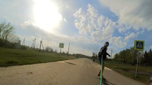 Зацепился на скейте за мотоцикл