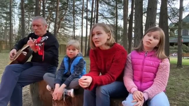 Юлия Пересильд с детьми исполнили песню к дню 9 мая