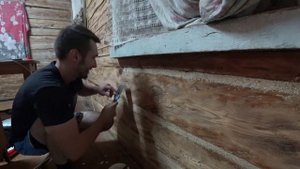 Протестировал замазку из ПВА с опилками. Закончил декор окон