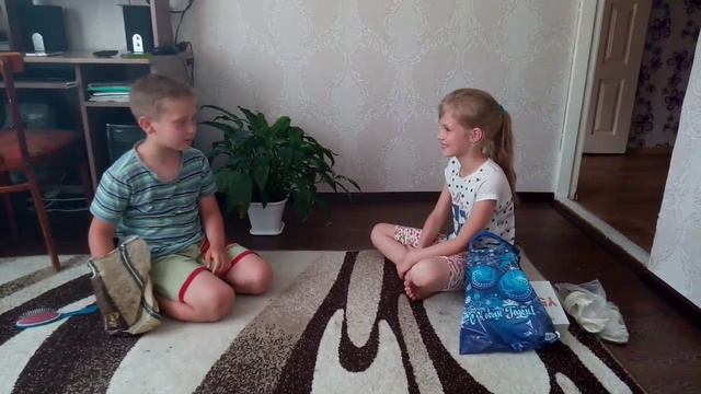 ДАРИМ ДРУГ ДРУГУ ПОДАРКИ? ПОДАРИЛИ ТЕЛЕФОН??? смотреть онлайн