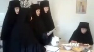 Рождество Христово в Егоровке.В трапезной сестры поют колядки