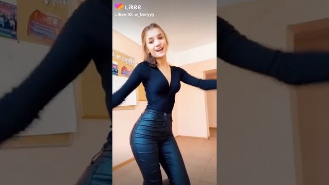 девушка в джинсах смотреть онлайн