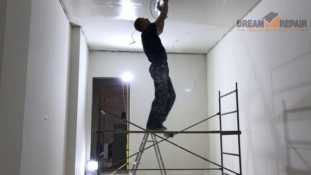 Машинная шпатлевка потолка - идеальный результат за быстрое время! смотреть онлайн