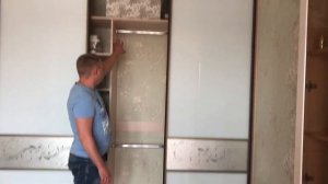 Шкаф купе во всю стену гостиной. Шкаф 4-х дверный