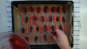 Салат из свеклы. Свекла дольками печеная в духовке.