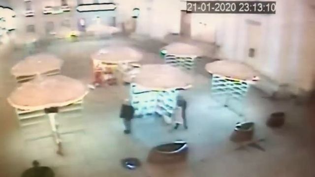 В Петербурге грабитель сломал ногу при попытке кражи картины