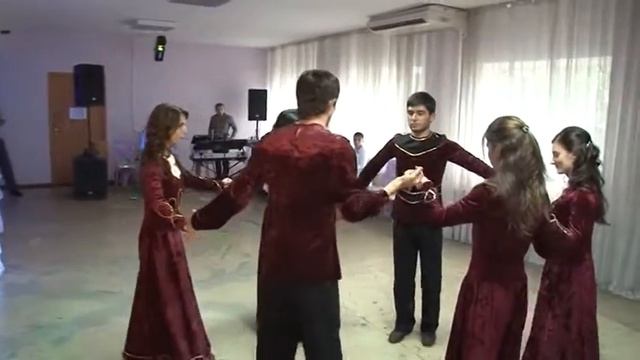 Армянская свадьба: танец в подарок молодоженам смотреть онлайн