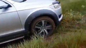 Ауди Q7 на бездорожье в горах.