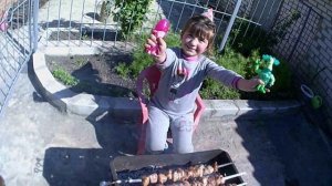 Шашлык жарим на углях из веток деревьев.