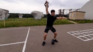 Приседание с гирей над головой