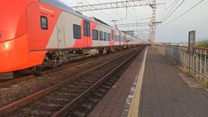 Электропоезд ЭС1 Ласточка РЖД сообщением Адлер - Туапсе прибывает на платформу Известия | Сочи