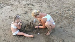 Отдых в Турции 3 серия. Игры у бассейна, Милана плетет браслеты из резинок. Море и детская анимация