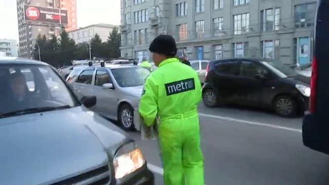 Распространение газеты Metro Новосибирск Площадь Ленина автопробка 16.09.2014 смотреть онлайн
